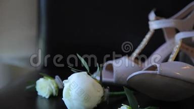 鞋子和新娘的花束放在椅子上。 婚庆用品